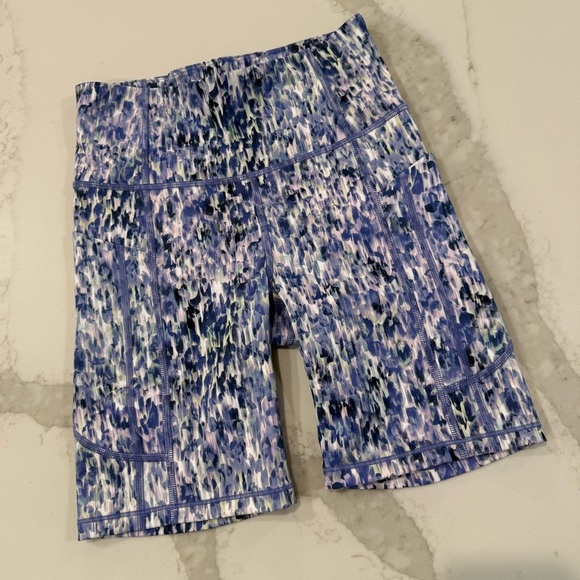 Athleta Ultimate Stash 7” Bike Shorts Women’s XS Flare Abstract Blue Activewear - Picture 1 of 7